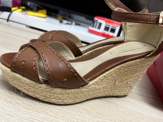 Sandalias de cuña marrones
