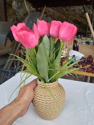 Vasetto vimini con tulipani rosa