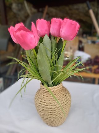 Vasetto vimini con tulipani rosa
