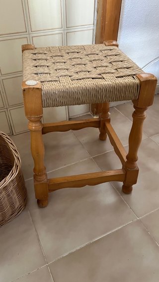 Banco de madera y mimbre