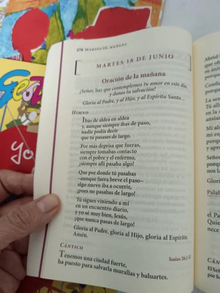 3 "Magníficat", adultos 7 revistas Gesto. Niños .