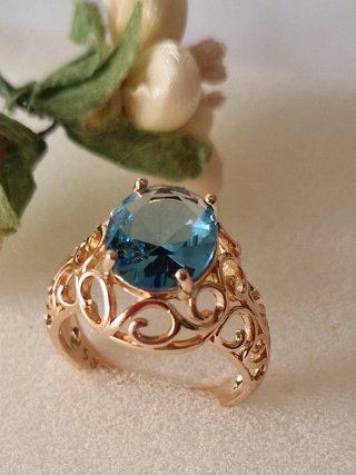 Anello in oro 14 k e topazio azzuro