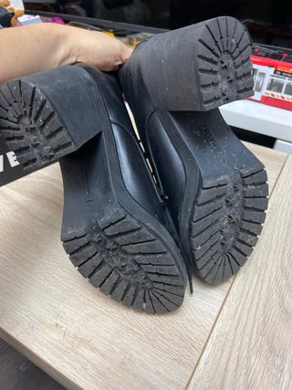 Botines negros con cordones y cremallera
