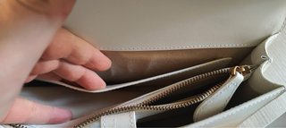 Borsa Pinko bianca con dettagli oro