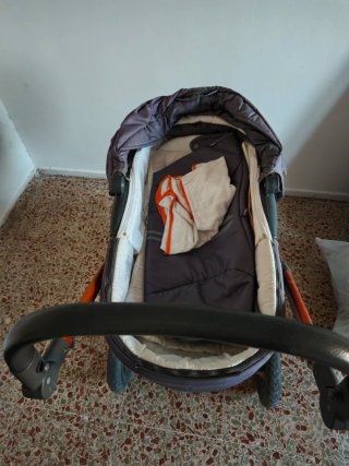 Carrito de bebé gris y naranja