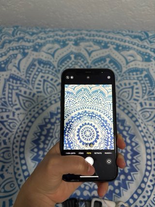 iPhone 11 con 6 fundas y cargador