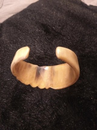 Pulsera beige y negra de hueso