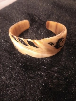 Pulsera beige y negra de hueso