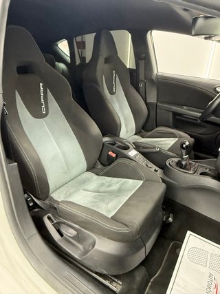 SEAT Leon cupra R310 white edition