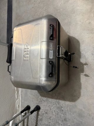 Baúl Givi 46L con Respaldo