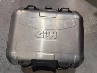 Baúl Givi 46L con Respaldo