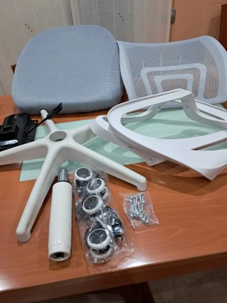 Silla de oficina ergonómica gris y blanca