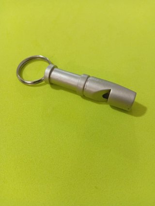 Silbato metálico con llavero