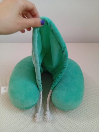 Almohada de viaje con capucha