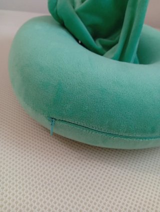 Almohada de viaje con capucha