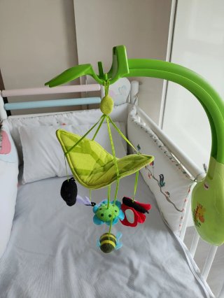 Soporte y móvil para cuna