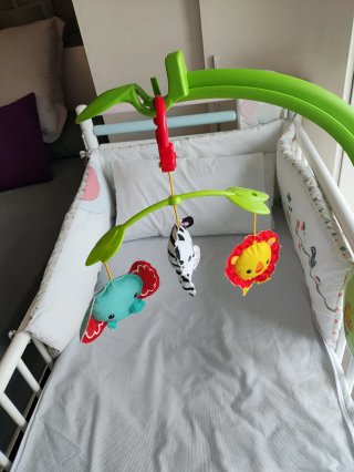 Soporte y móvil para cuna