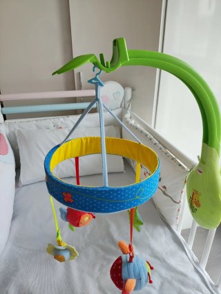 Soporte y móvil para cuna