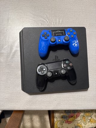Consola PS4 + 2 Mandos (Negro y Azul)