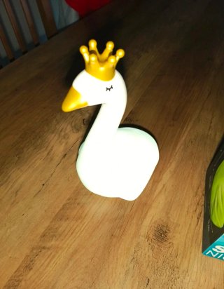Lámpara Cisne LED Cambia Color Corona Dorada