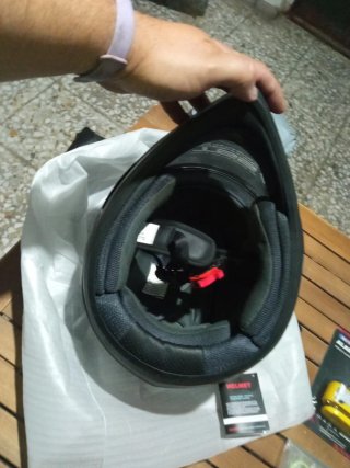 Casco moto negro y candado alarma con testigo.