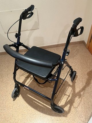Andador con asiento y cesta con frenos.