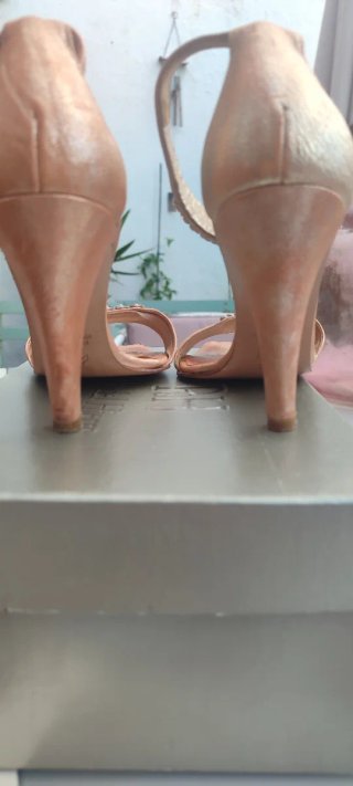 Sandalias Pedro del Hierro doradas