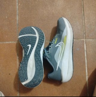 Zapatillas Nike Running Gris y Blanco