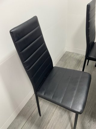 Mesa de comedor negra con 4 sillas
