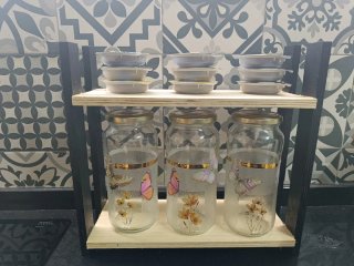Botes de cristal con estantería