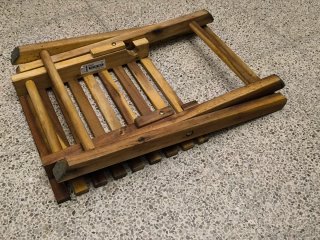 Taburete plegable de madera