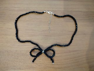 Collar lazo abalorios vidrio facetado negro