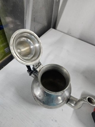 2 teteras de baño en plata con grabados florales