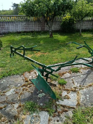 Arado antiguo de labranza verde
