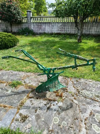 Arado antiguo verde