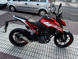KTM Duke 125cc Negra y Roja 4.600 KM