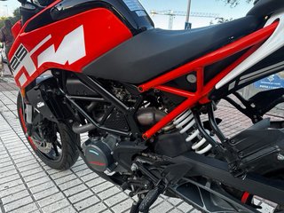 KTM Duke 125cc Negra y Roja 4.600 KM