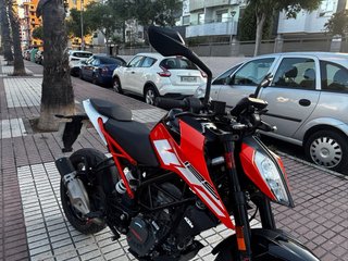 KTM Duke 125cc Negra y Roja 4.600 KM