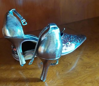 Zapatos de tacón dorados con lentejuelas