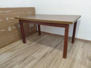 Mesa de salón de madera
