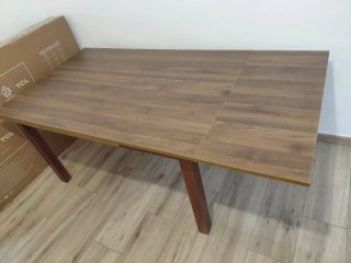 Mesa de salón de madera
