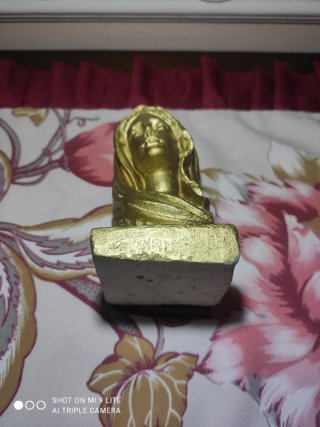 Statua dorata testa Madonna