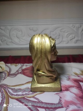 Statua dorata testa Madonna