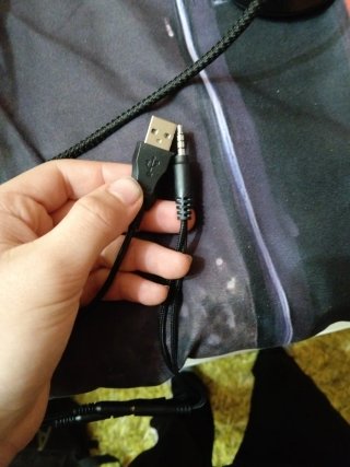 Auriculares y ratón negros