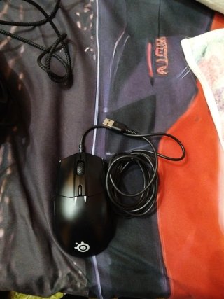 Auriculares y ratón negros