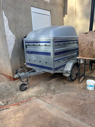 Remolque cerrado con tapa