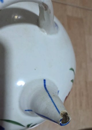 Botijo de cerámica pintado a mano