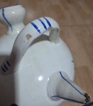 Botijo de cerámica pintado a mano