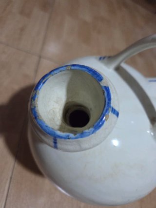 Botijo de cerámica pintado a mano