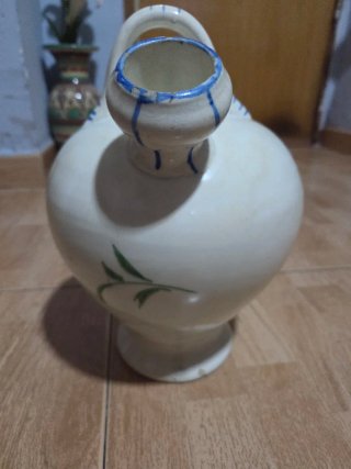 Botijo de cerámica pintado a mano